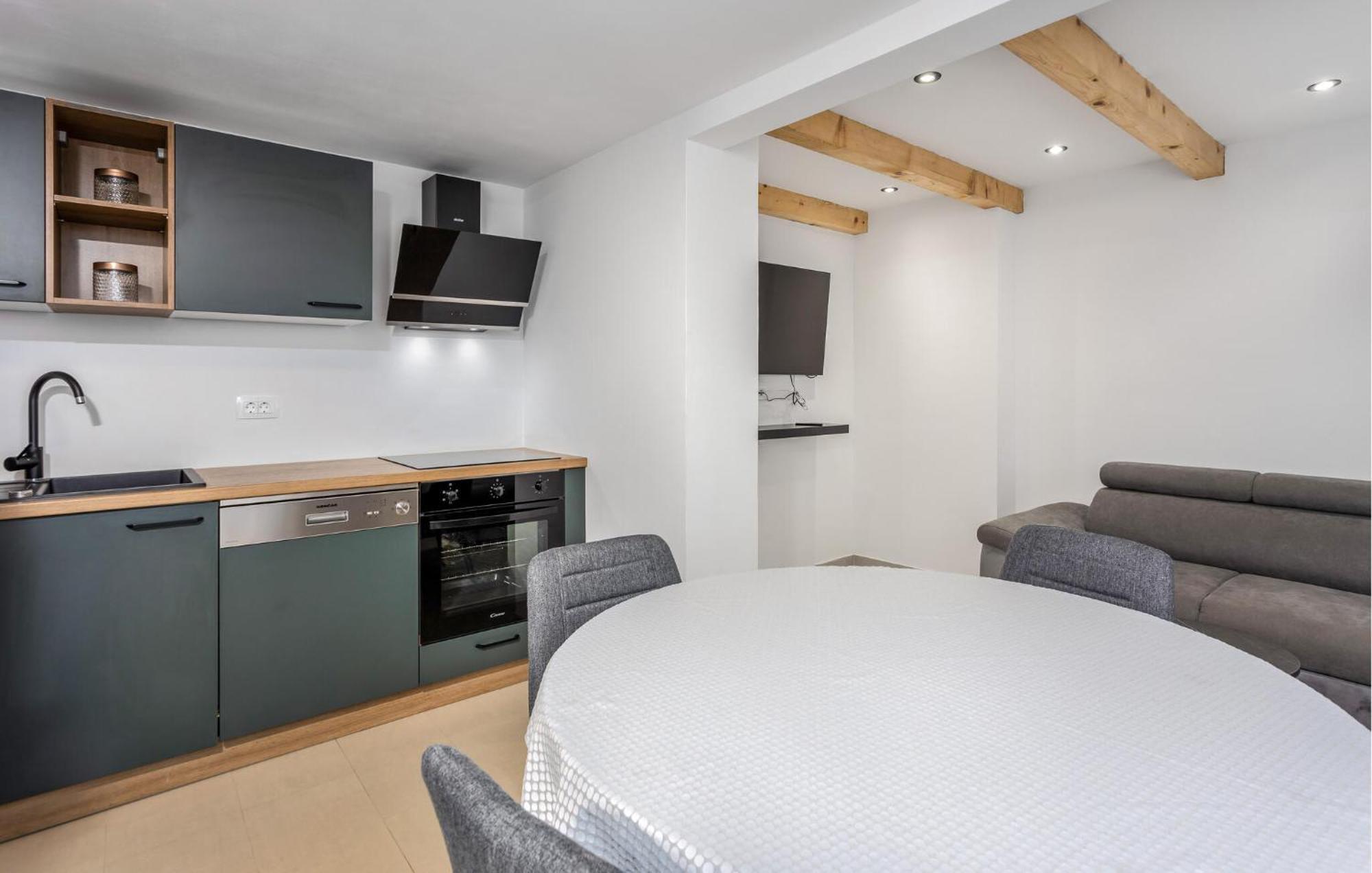 Gorgeous Apartment In Brsec With Kitchen Exterior photo