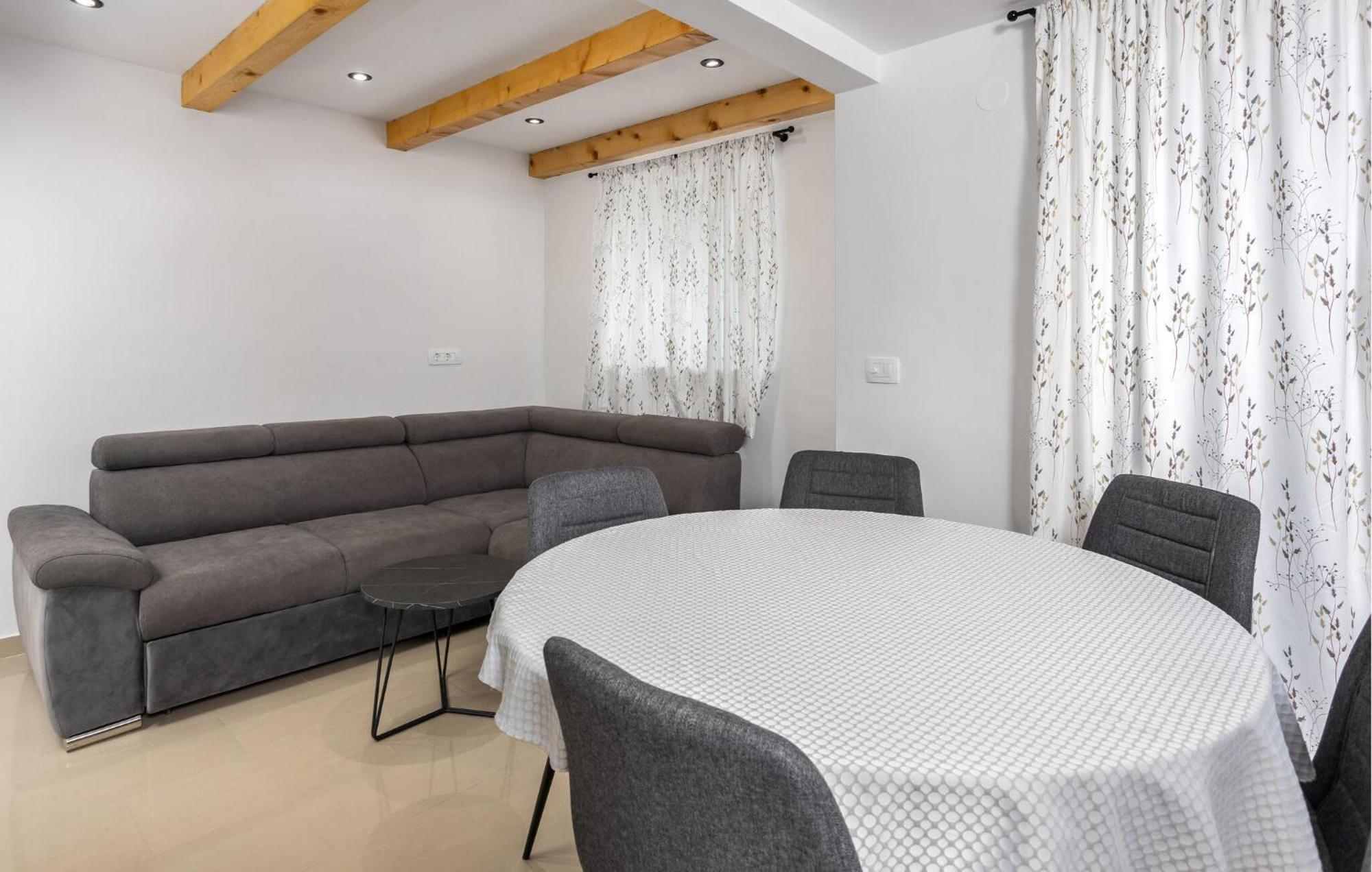 Gorgeous Apartment In Brsec With Kitchen Exterior photo